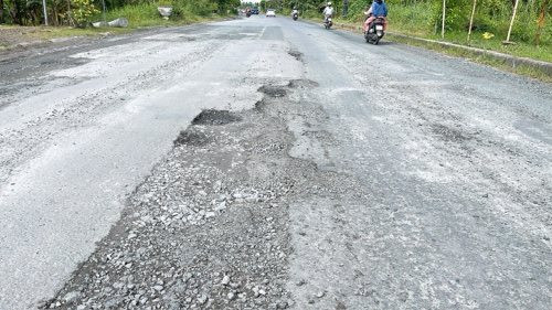 Cần Thơ: Nguy hiểm rình rập trên tuyến đường chi chít 'ổ gà', 'ổ voi'
