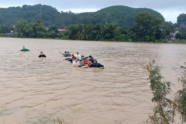 Quảng Bình: Tìm thấy thi thể người đàn ông mất tích khi cố cứu học sinh bị lũ cuốn trôi