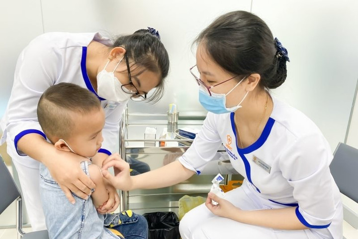 Trẻ sắp được tiêm chủng miễn phí 4 loại vắc-xin dịch vụ