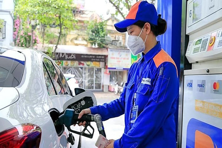 Giá xăng xấp xỉ 21.000 đồng một lít
