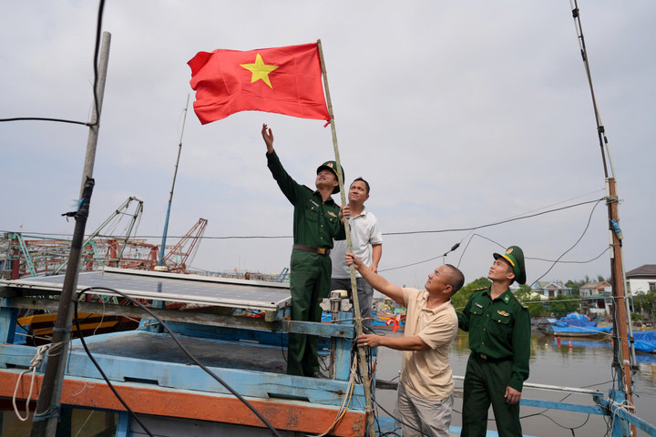 Bộ đội Biên phòng Quảng Trị tặng quà và tuyên truyền pháp luật cho người dân