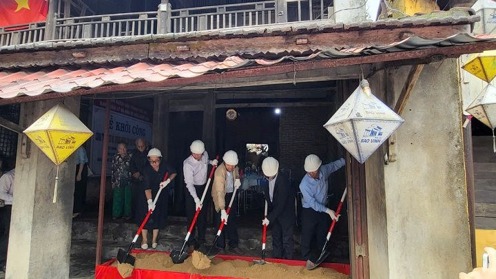 Tiến hành trùng tu ngôi nhà rường cổ đầu tiên ở phố cổ Bao Vinh