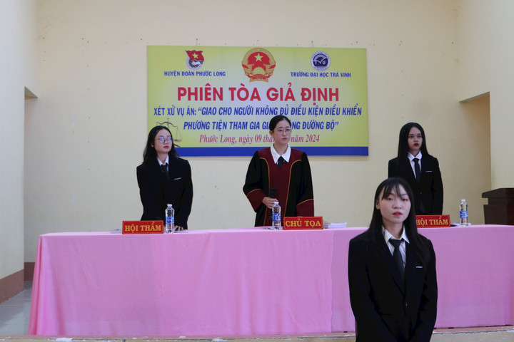 Tổ chức phiên tòa giả định tuyên truyền pháp luật về ATGT cho học sinh