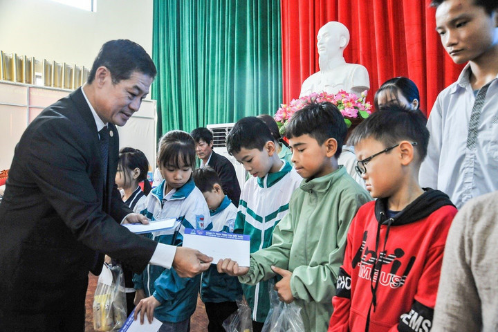 Tân Hiệp Phát nâng bước học sinh Hà Nam vượt khó đến trường