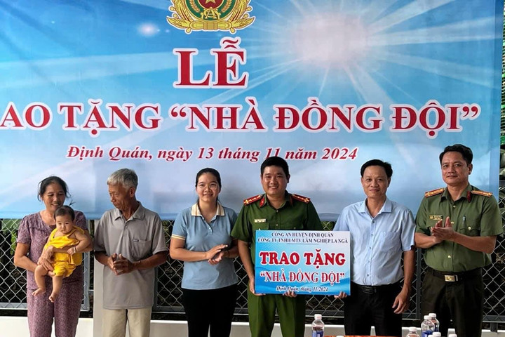 Công an huyện Định Quán trao tặng ‘Nhà đồng đội’ cho cán bộ có hoàn cảnh khó khăn