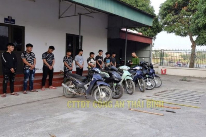 Khởi tố 2 nhóm thanh thiếu niên mang hung khí truy đuổi nhau trên đường