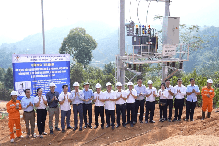 “Thần tốc" đưa điện lưới quốc gia về khu tái định cư Làng Nủ
