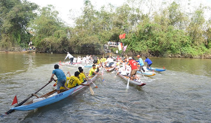 Giải đua ghe chào mừng Ngày hội Đại đoàn kết toàn dân tộc