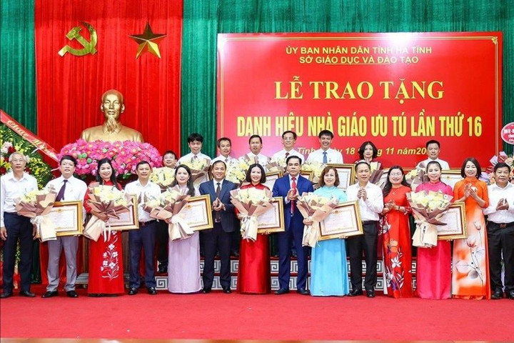 Hà Tĩnh: Trao tặng danh hiệu Nhà giáo ưu tú cho 14 nhà giáo