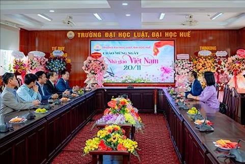 Lãnh đạo tỉnh TT-Huế thăm cán bộ, giảng viên Trường Đại học Luật và Trường Cao đẳng Huế