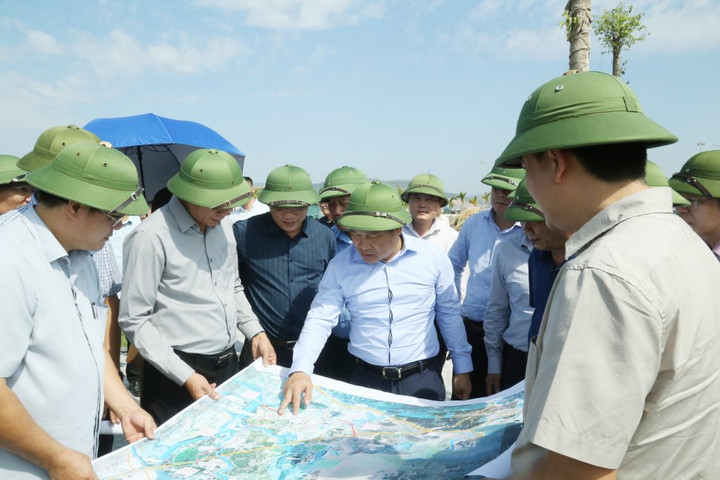 Kiểm tra tiến độ dự án Đường ven sông nối từ cao tốc Hạ Long - Hải Phòng đến TP Đông Triều