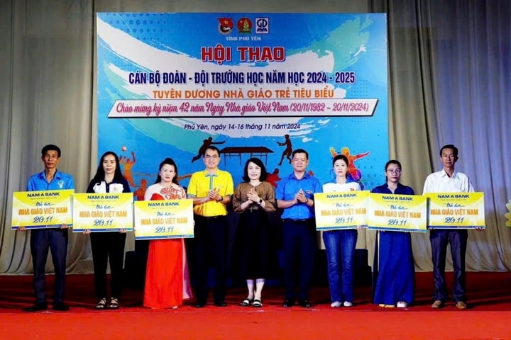 Nam A Bank chung tay vun trồng cây xanh và tri ân nhà giáo Việt Nam