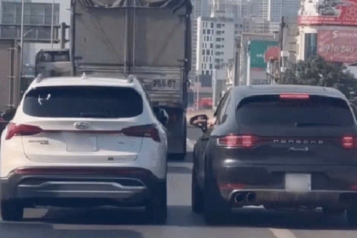 Tài xế Porsche lấn làn “trả đũa” đập gương Huyndai trên vành đai 3
