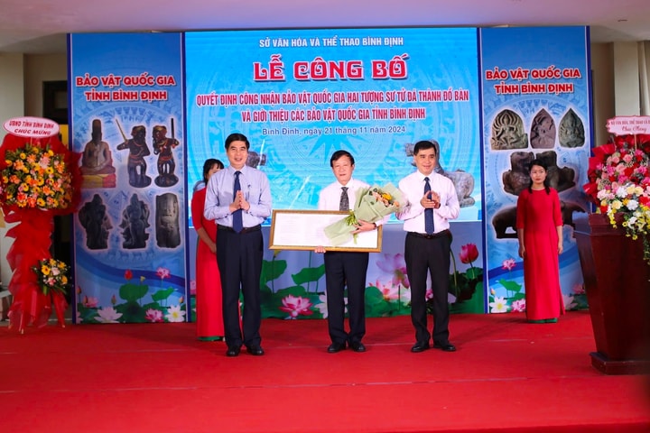 Hai sư tử đá thành Đồ Bàn tại Bình Định được Thủ tướng công nhận bảo vật quốc gia