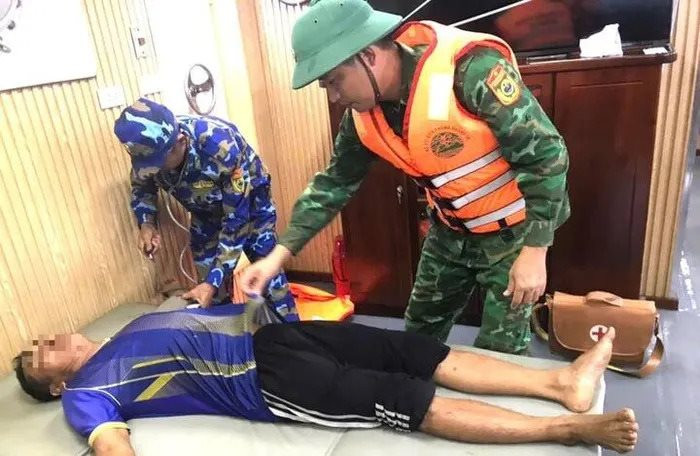 Cứu 5 ngư dân bị chìm thuyền