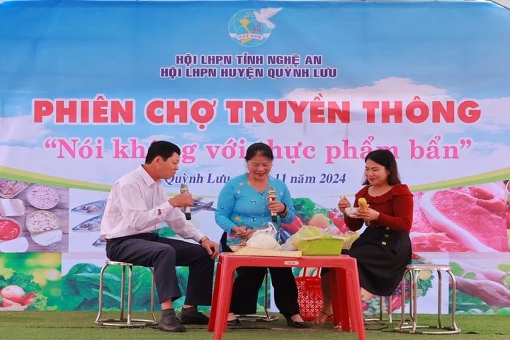 Phiên chợ truyền thông "nói không với thực phẩm bẩn"