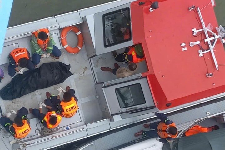 Tìm thấy thi thể nạn nhân thứ hai trong vụ xe rác rơi xuống sông