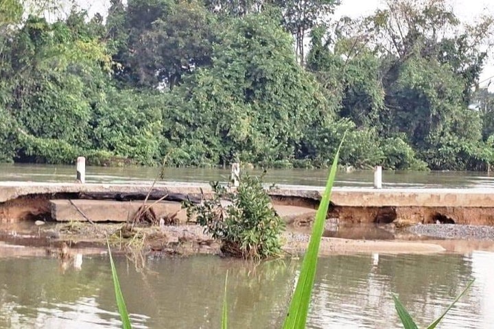 Mưa lũ gây thiệt hại nặng về giao thông, sạt lở ở Quảng Ngãi