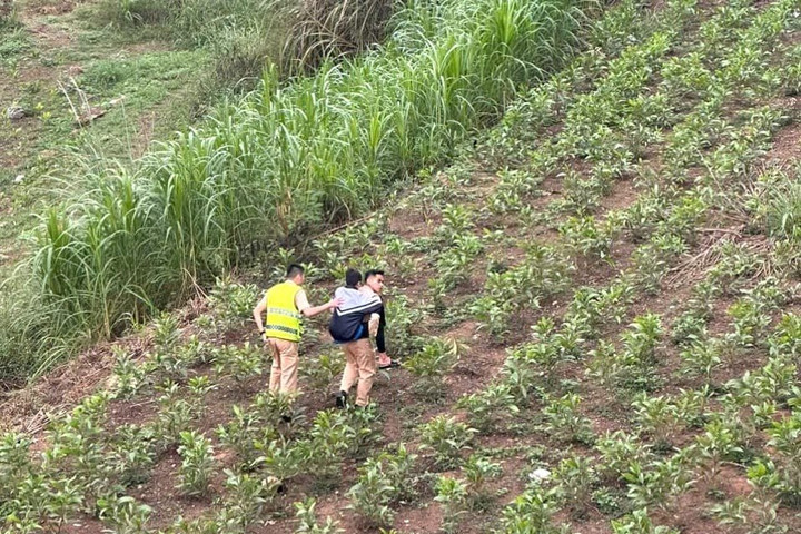 Hai CSGT lao xuống sông cứu nam sinh nhảy cầu