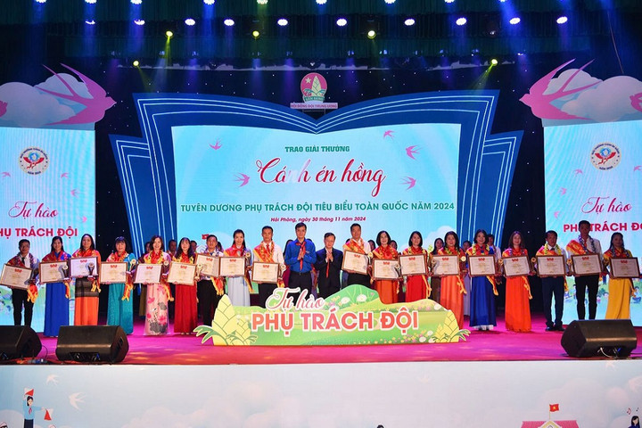 Trao giải thưởng “Cánh én hồng” và tuyên dương phụ trách Đội tiêu biểu toàn quốc