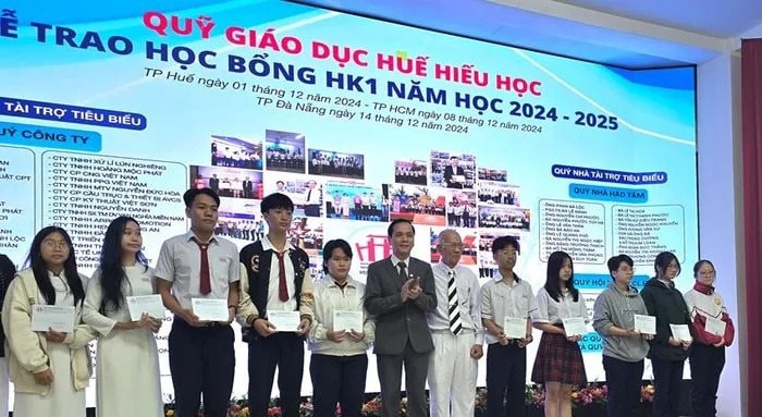 Trao học bổng hơn 1,3 tỷ đồng cho học sinh, sinh viên