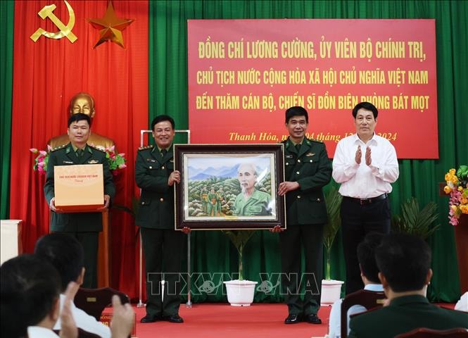 Chủ tịch nước Lương Cường thăm Đồn Biên phòng Bát Mọt