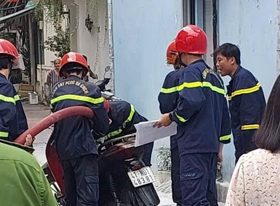 Cháy xe máy điện trên đường