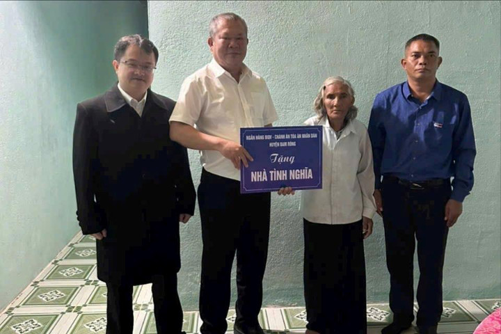 TAND huyện Đam Rông trao nhà tình nghĩa cho hộ gia đình khó khăn