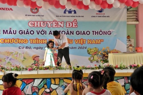 Trẻ mầm non hào hứng tham gia chương trình an toàn giao thông