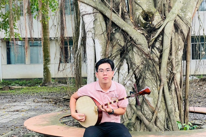 Chàng trai trẻ đam mê nhạc cổ bên cây đàn kìm