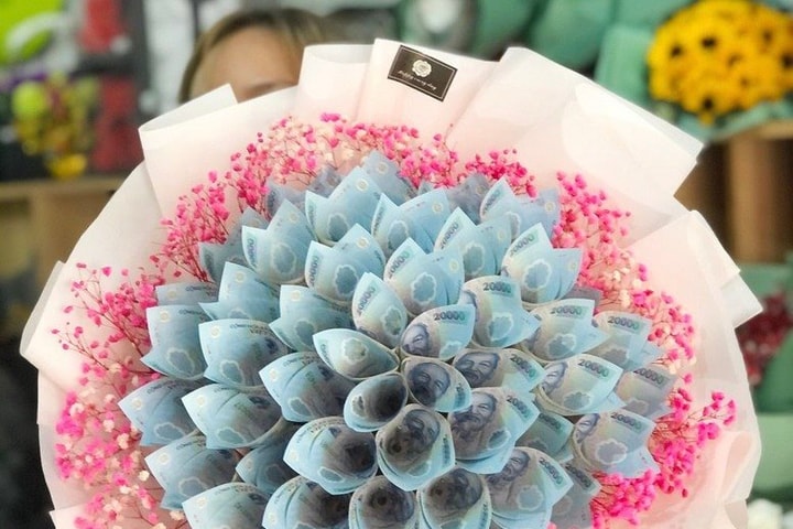 Dùng tiền polymer làm thành bó hoa có vi phạm pháp luật?