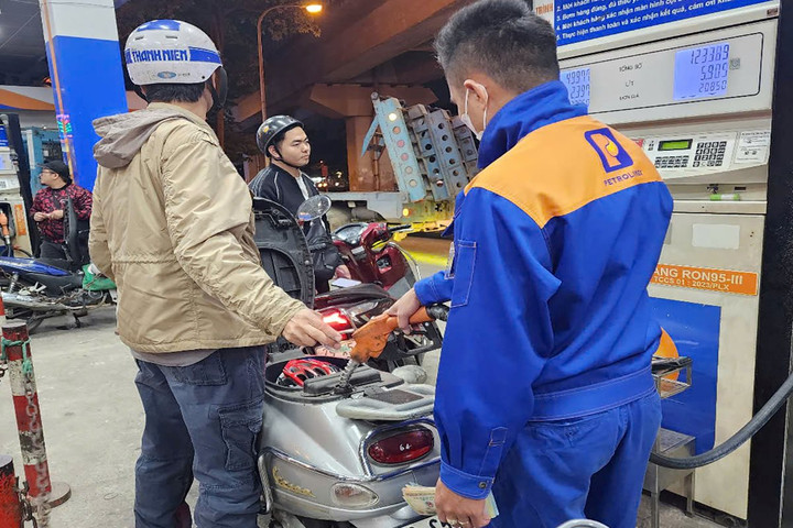 Giá xăng dầu thế giới ngày 10/12: Bật tăng hơn 1%