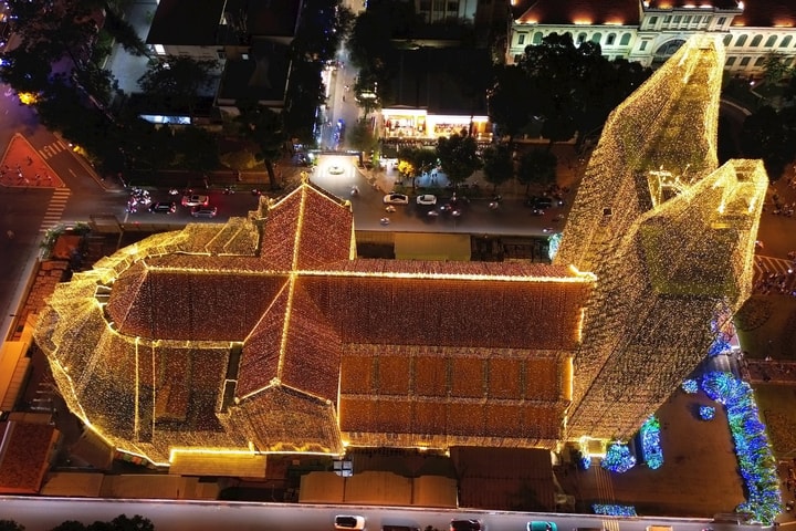 Nhà thờ Đức Bà TP.HCM lung linh trước thềm Giáng sinh