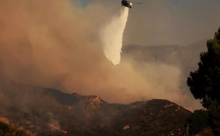 Hàng ngàn người sơ tán vì cháy rừng ở California