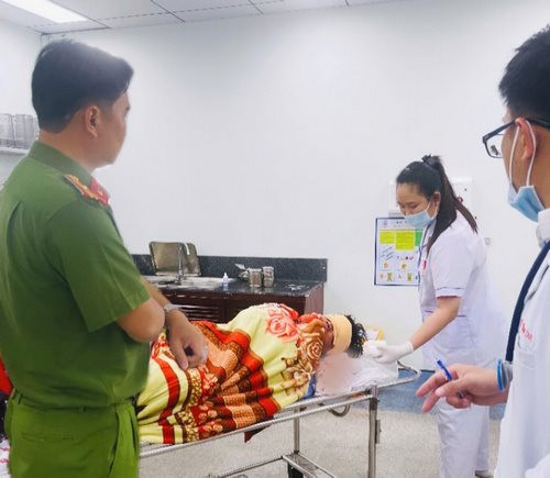 Cán bộ pháp y Công an tỉnh Kiên Giang cứu người gặp nạn trên đường đi công tác