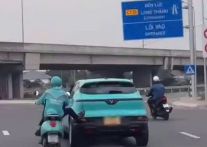 Phạt tài xế mô tô dùng chân đẩy xe ô tô giữa đường