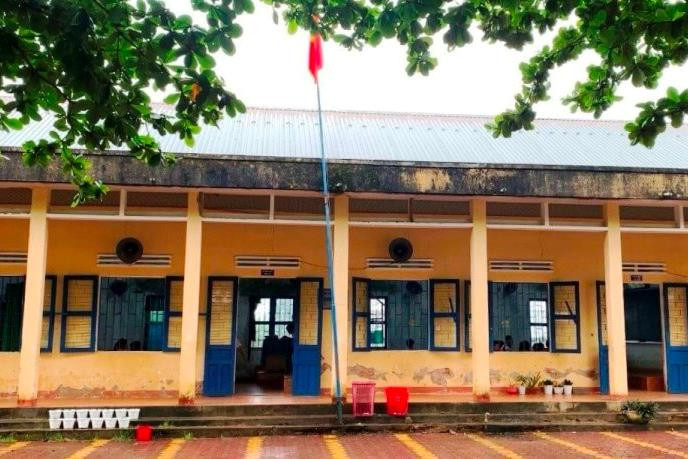 Hàng trăm học sinh và giáo viên thấp thỏm dưới ngôi trường xuống cấp