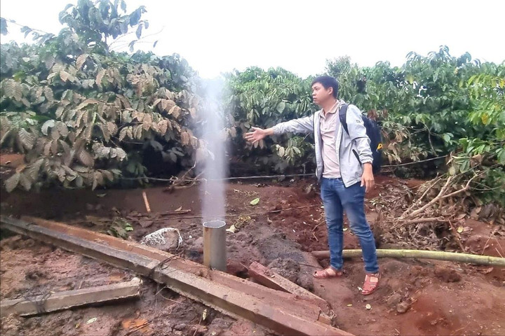 Giếng khoan phun khí lên khỏi mặt đất hơn 7m