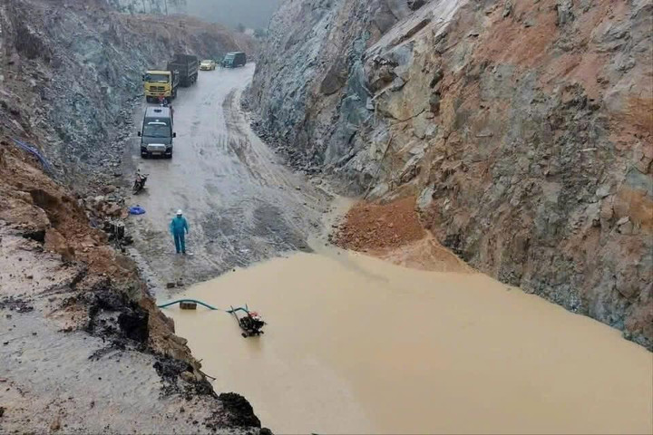 Thông xe ở đèo An Khê sau nhiều giờ bị ách tắc do mưa lớn