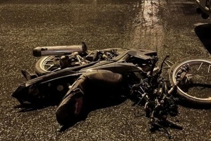 Xe máy tông vào bờ tường làm 4 người thương vong