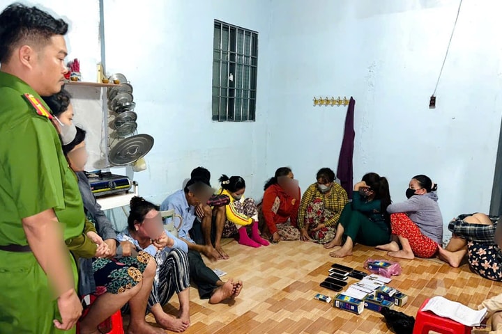 Bắt quả tang 11 đối tượng tham gia đánh bài ăn tiền