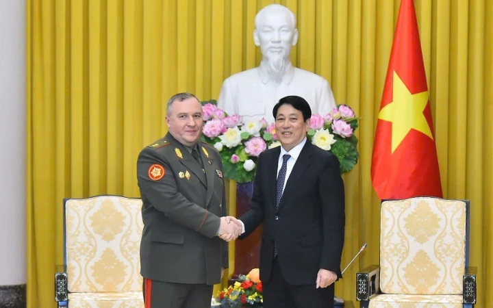 Chủ tịch nước Lương Cường tiếp Bộ trưởng Quốc phòng Belarus Khrenin Viktor Gennadievich