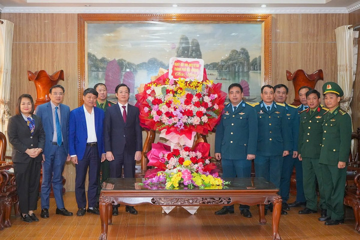 Lãnh đạo TP Hải Phòng t hăm, chúc mừng một số đơn vị quân đội