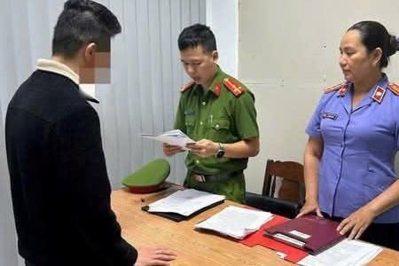 Bắt tạm giam đối tượng buôn bán hàng cấm