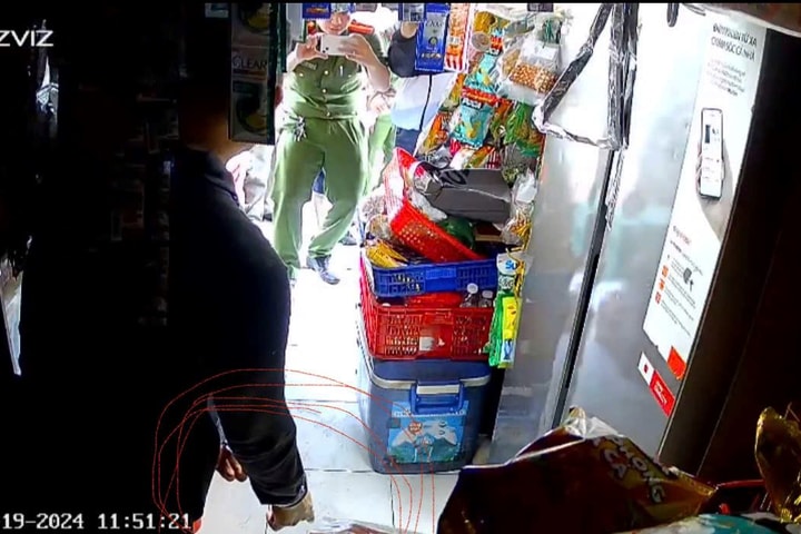 Công an làm việc với đối tượng hành hung chủ tiệm tạp hóa