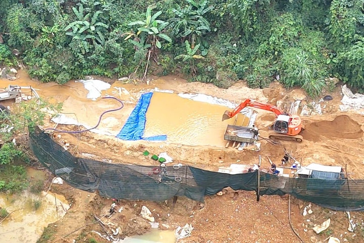 Yên Bái: Khai thác đá đỏ trái phép quy mô lớn tại xã Tân Lĩnh