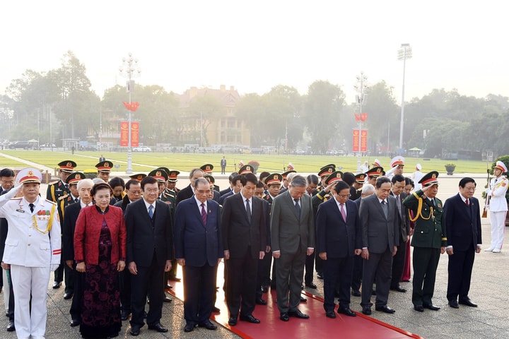 Lãnh đạo Đảng và Nhà nước viếng Chủ tịch Hồ Chí Minh nhân kỷ niệm 80 năm thành lập QĐND Việt Nam