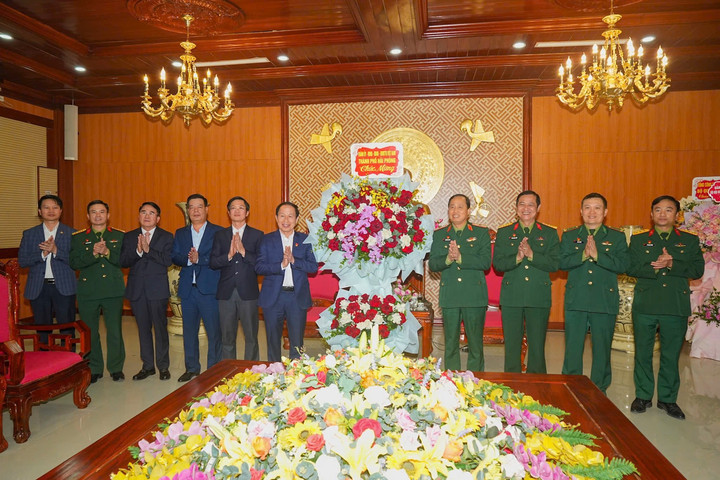 Bí thư Thành ủy Hải Phòng thăm, chúc mừng các đơn vị quân đội