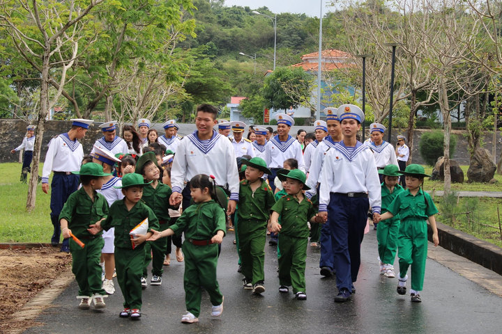Cô giáo và học sinh mầm non đến thăm chiến sĩ Lữ đoàn 682