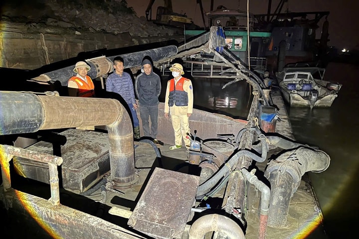 Bắt quả tang tàu “ma” khai thác cát trái phép trên sông Hồng